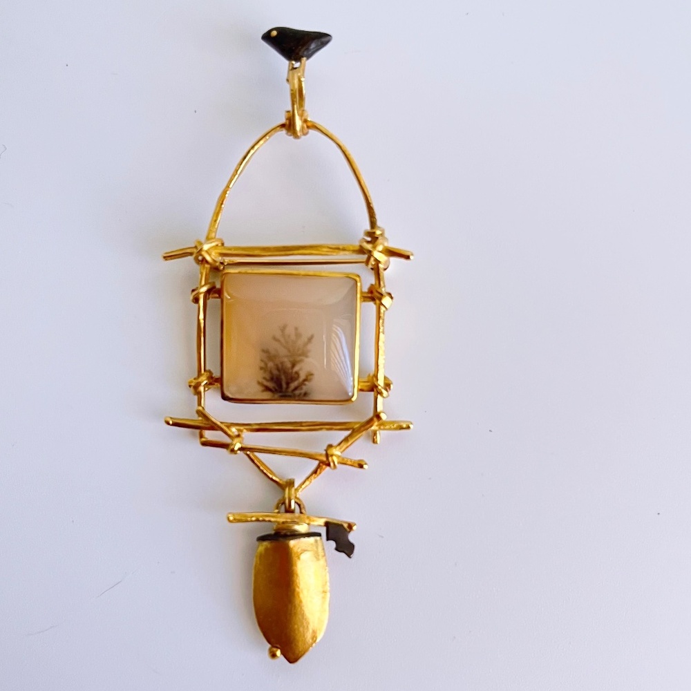 18K and 22K gold  brooch with dendritic agate and bird